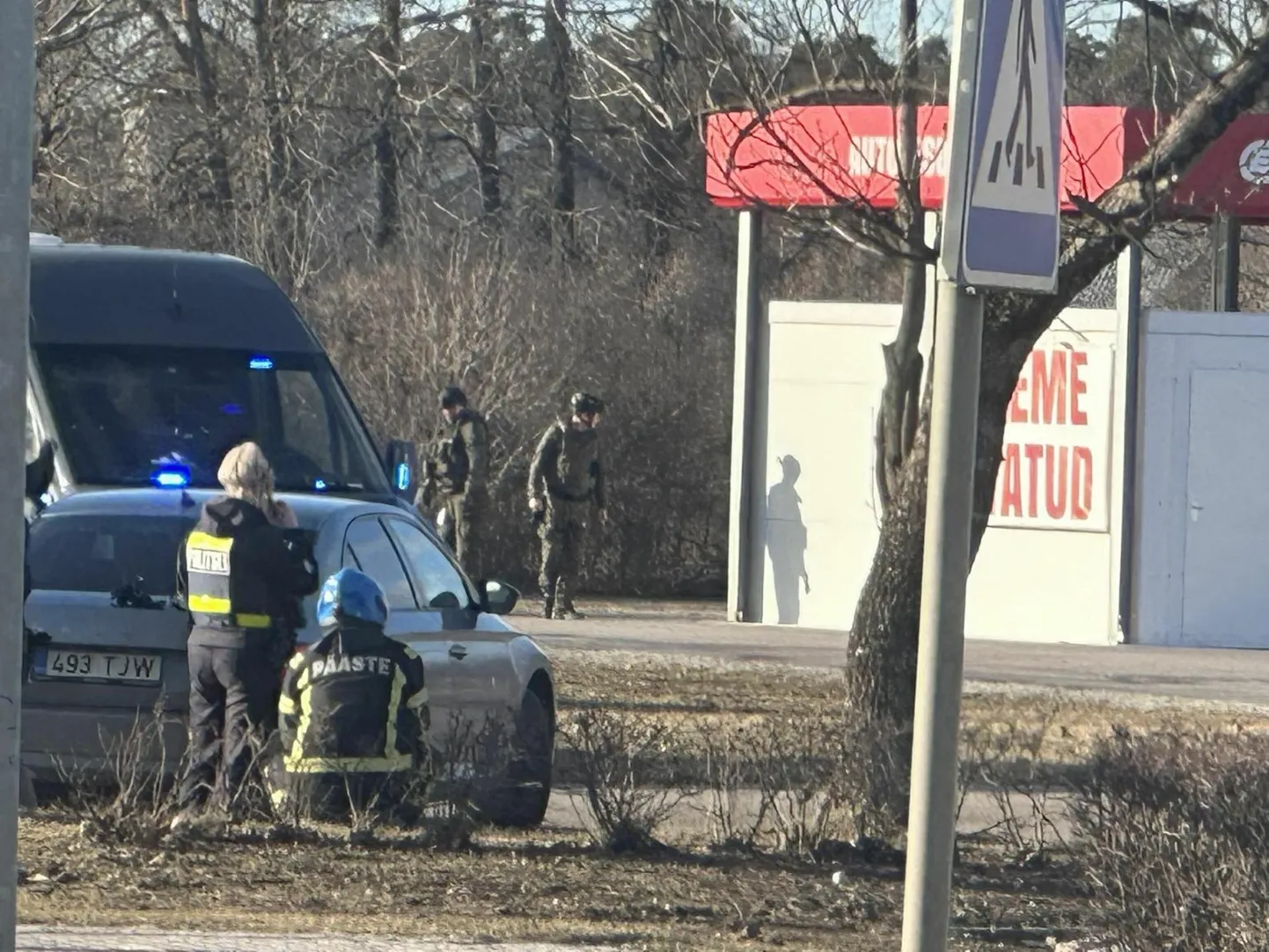 Maha unustatud (või tahtlikult jäetud) prügikotist sai alguse sündmus, millega olid hõivatud nii politsei, kiirabi, pääste kui ka pommirühm.