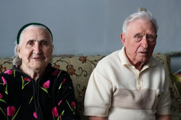 Родившийся в селе Новоэстонское Эвальд Ваттер, чьего отца НКВД увез 80 лет назад. Слева Клавдина Кибальникова.