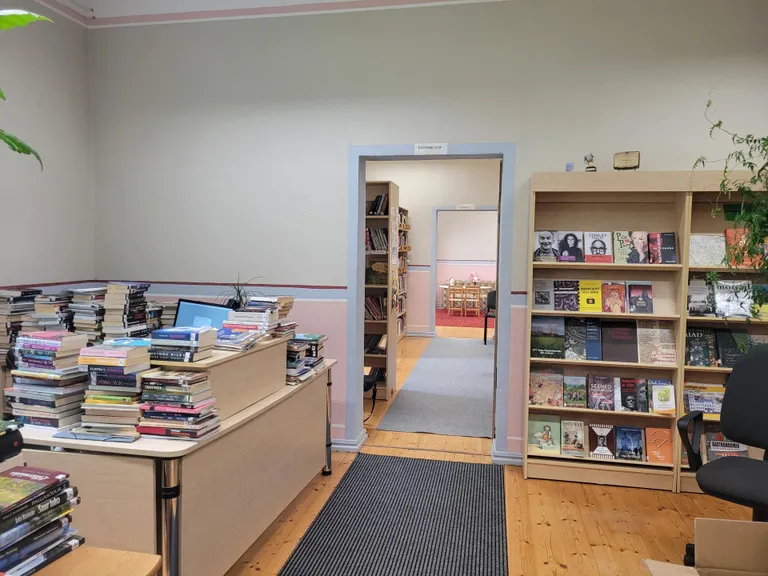 Riidaja raamatukogu eesruum