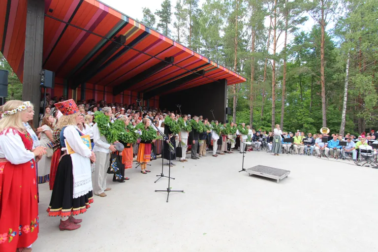 LAULUD NÜÜD LÄHEVAD: Hellamaa laulululava avapidu juulis 2017.