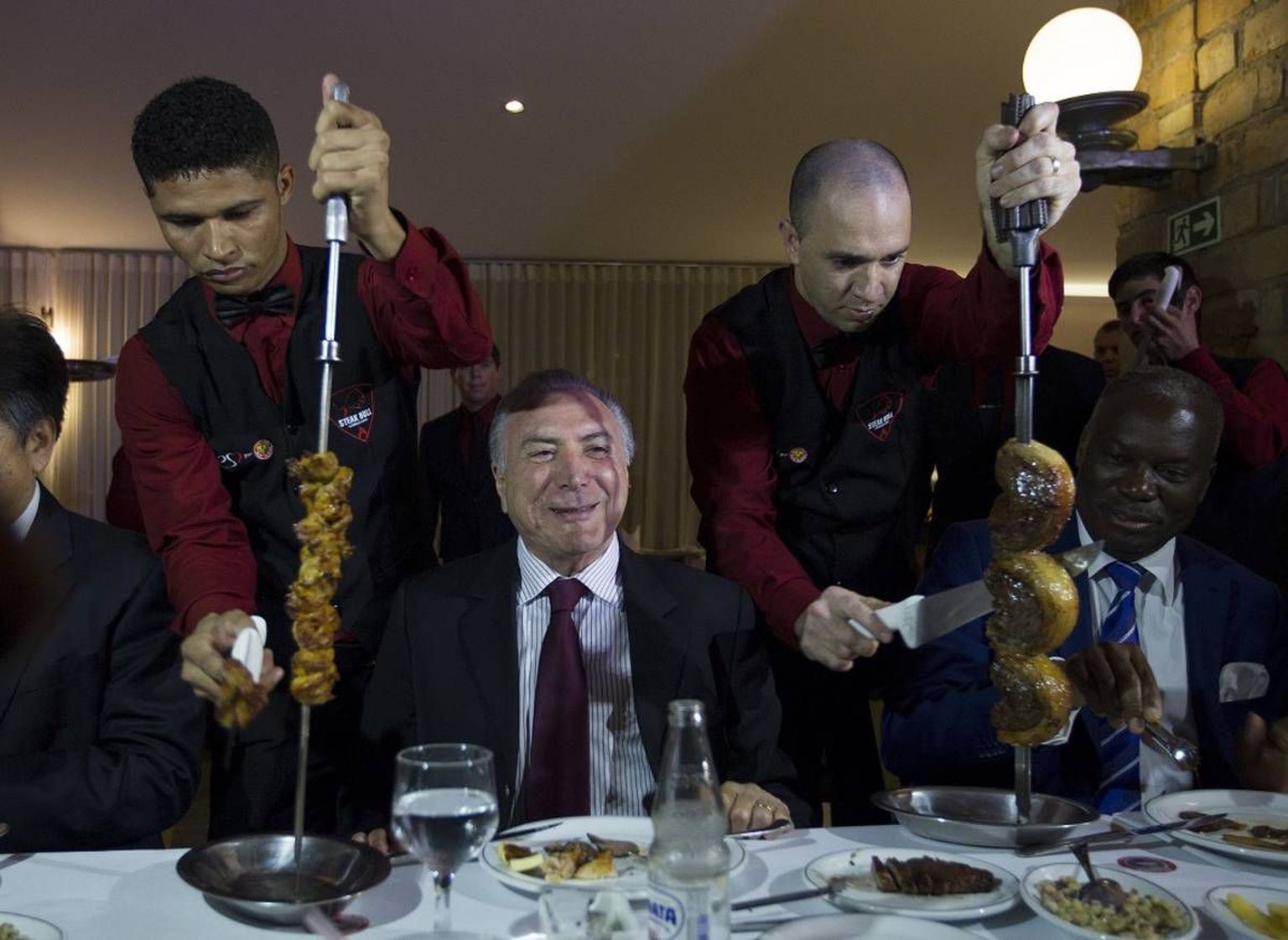 Brasiilia president Michel Temer meelitas suursaadikud restorani.