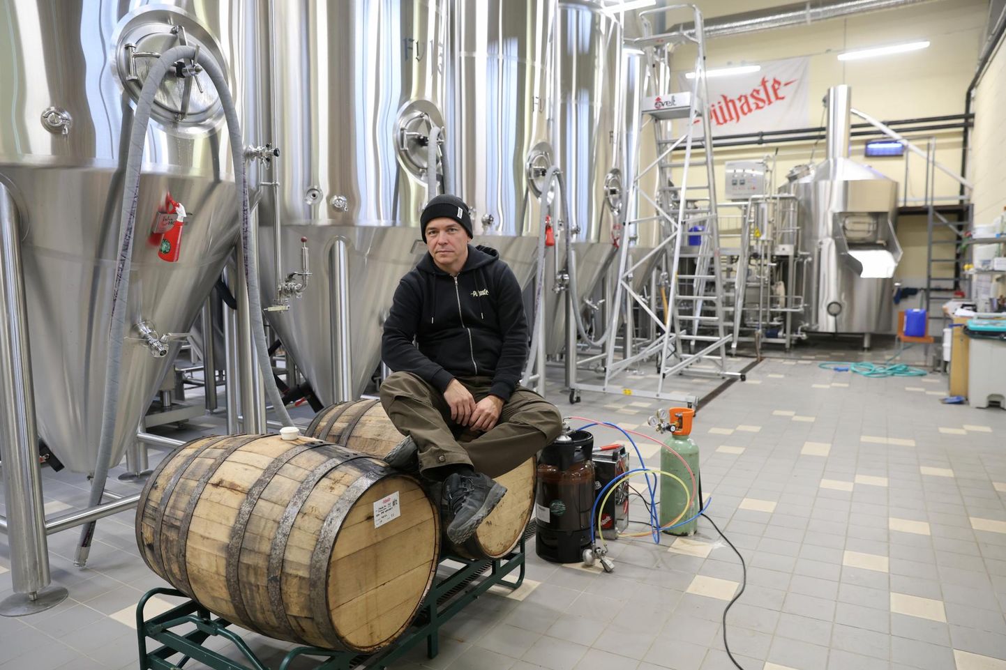 Pühaste pruulikoja tegevjuht Üllar Kaljurand ei karda, et käsitööõllede tootjaid õlle joomise langustrend palju kõigutab.