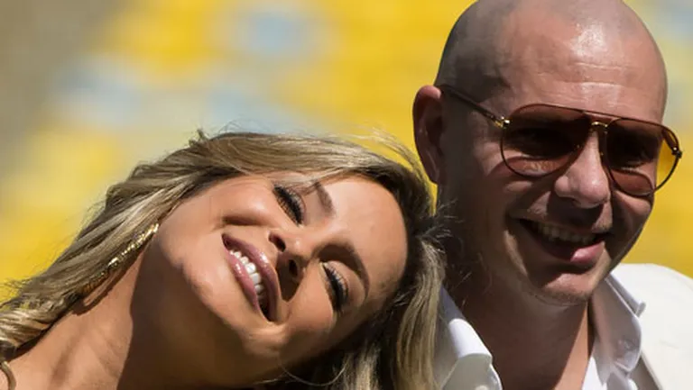 Reperis Pitbuls un brazīliešu dziedātāja Claudia Leitte "Maracana" stadionā Riodežaneiro, Brazīlijā