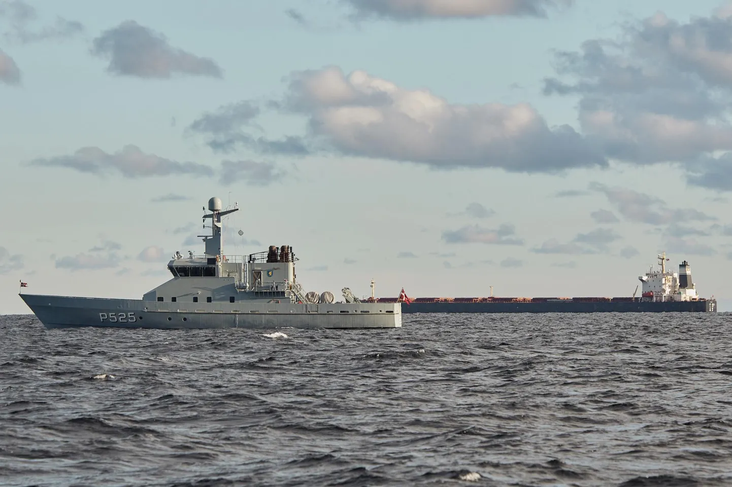 Hiina laev Yi Peng 3 (tagaplaanil) seisab küll juba tükk aega Taani lähistel, kuid ilmselt on ta seal vabatahtlikult. Selliste juhtumite ennetamine on aga paras pähkel.