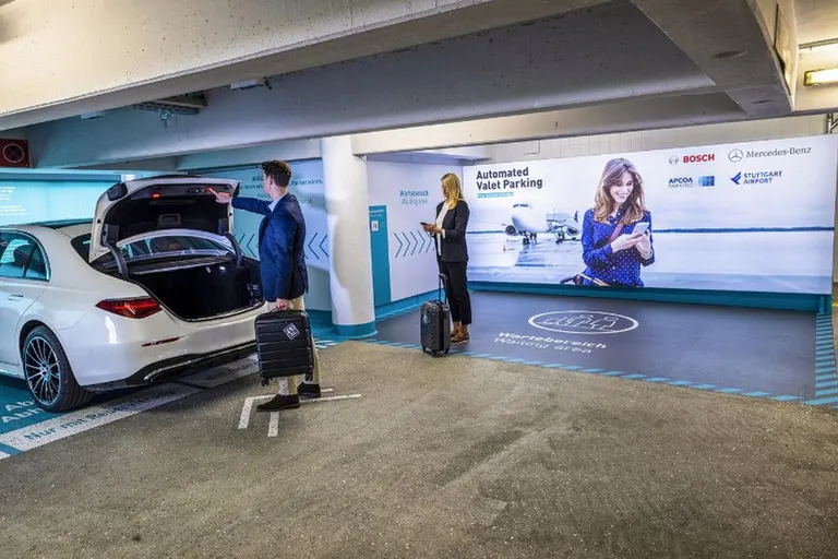 Väljumise ja pealevõtu kohad on parklas sellised. Edasi sõidab auto vabale parkimiskohale juba üksi.