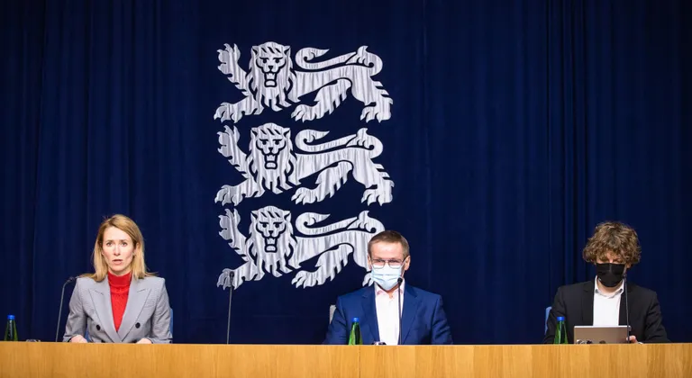Tanel Kiik loodab, et Eestis ei lähe olukord niivõrd kriitiliseks, kus peab hakkama kontrollima, mitu sõpra või pereliiget kellelgi parasjagu külas on. Fotol Kaja Kallas, Jaak Aab ja Tanel Kiik.