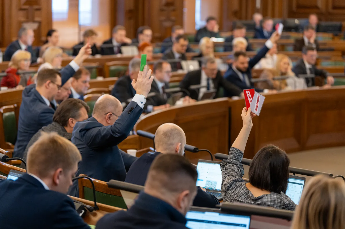 Saeima ārkārtas sēdē turpina izskatīt 2024. gada valsts budžeta likumprojektu