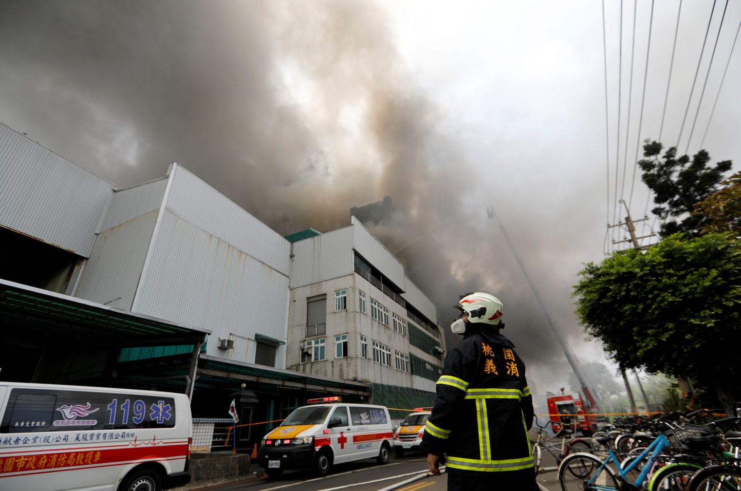 Päästjad kustutamas põlengut elektroonikatehases Taoyuanis Taiwanil.