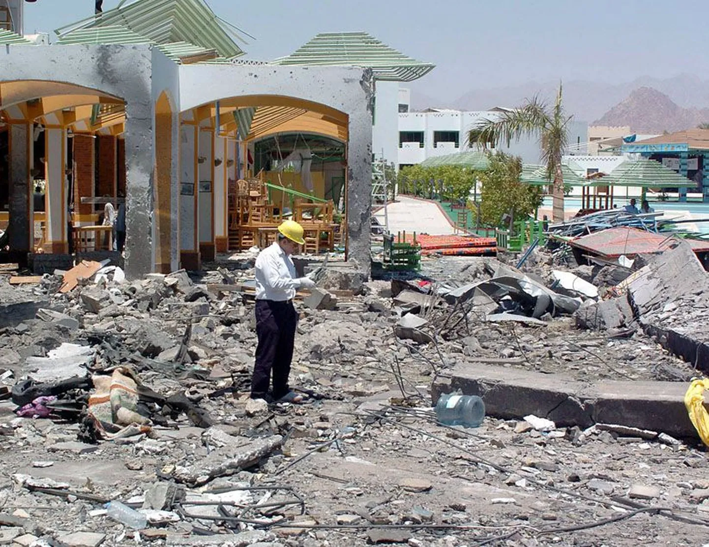 Sharm el Sheikhi populaarsest Ghalaza hotellist jäi pärast pommiplahvatust alles vaid rusuhunnik, millest eksperdid püüavad leida viiteid terroristidele.