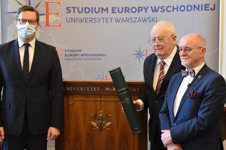 Vasakult Eesti suursaadik Poolas Martin Roger, professor Raimo Pullat ja Varssavi Ülikooli Ida-Euroopa uuringute instituudi direktor Jan Malicki.