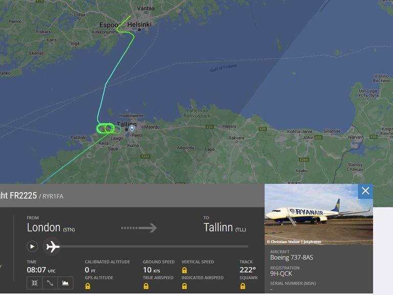 Самолет авиакомпании Ryanair кружит над Таллинном