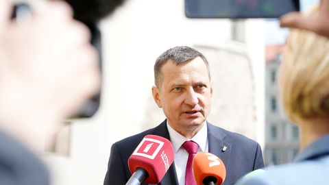Likumsargi izņem Krauzes datoru un telefonu, viņš noliedz aizturēšanu
