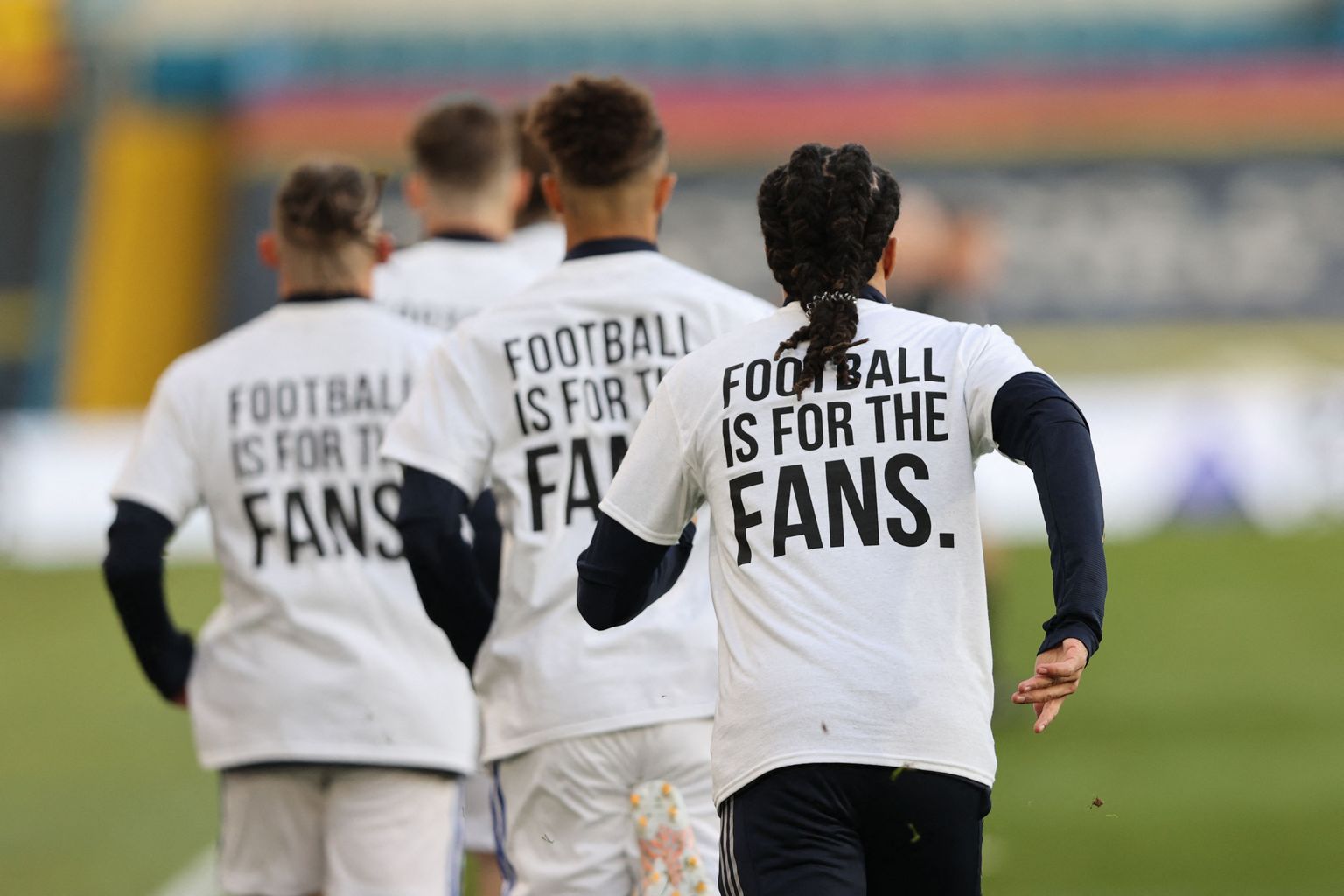 Игроки "Лидса" вышли на разминку перед матчем с "Ливерпулем" в футболках с логотипом Лиги чемпионов и надписями: "Заслужите это" на лицевой стороне и "Футбол для болельщиков" на спине.