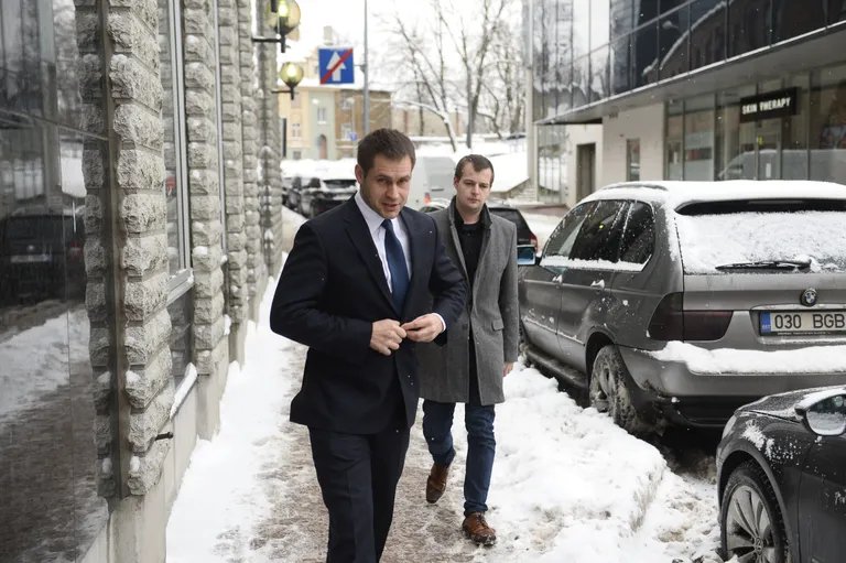 Elmar Vaher saabumas kella 13 paiku Postimehe toimetusse. Foto: