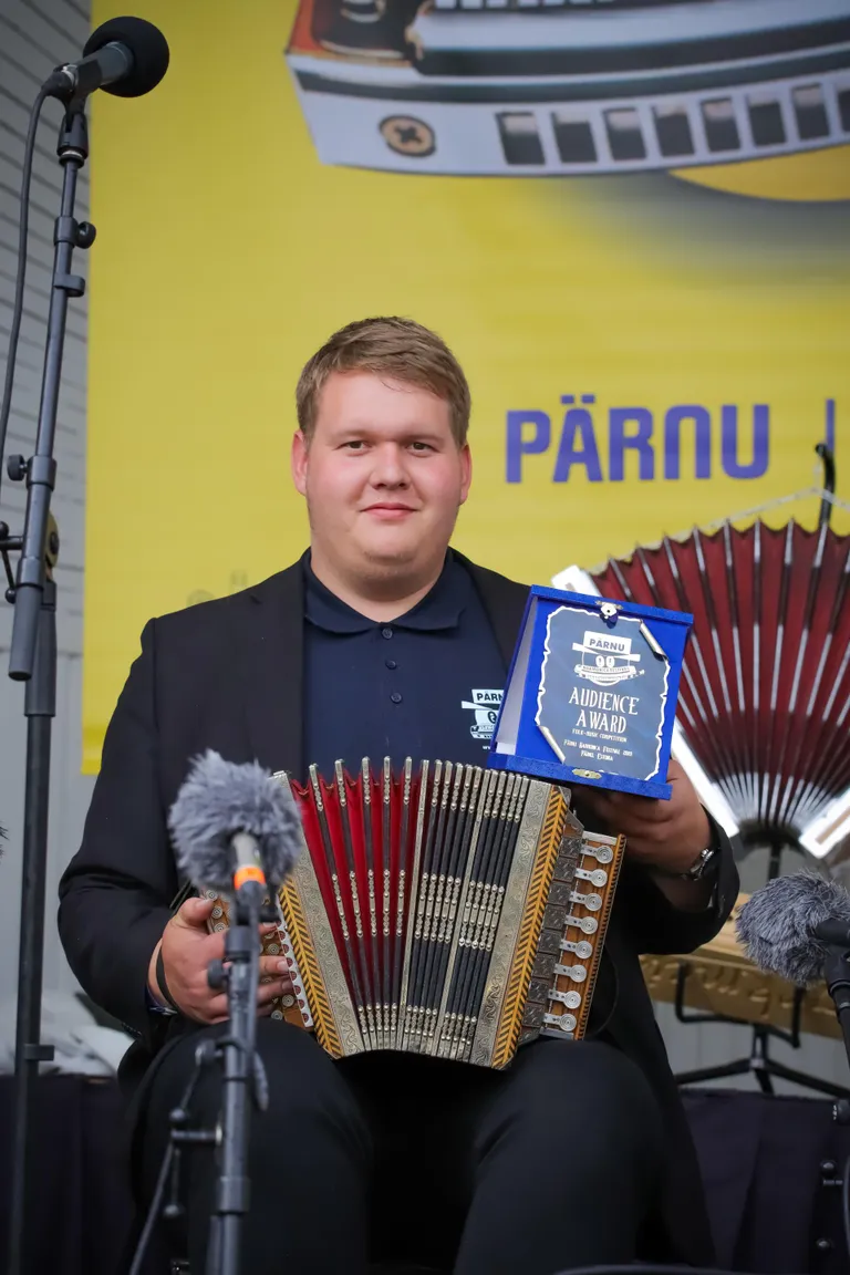 Publiku lemmikuks osutus omakandimees Rein Pihelgas.