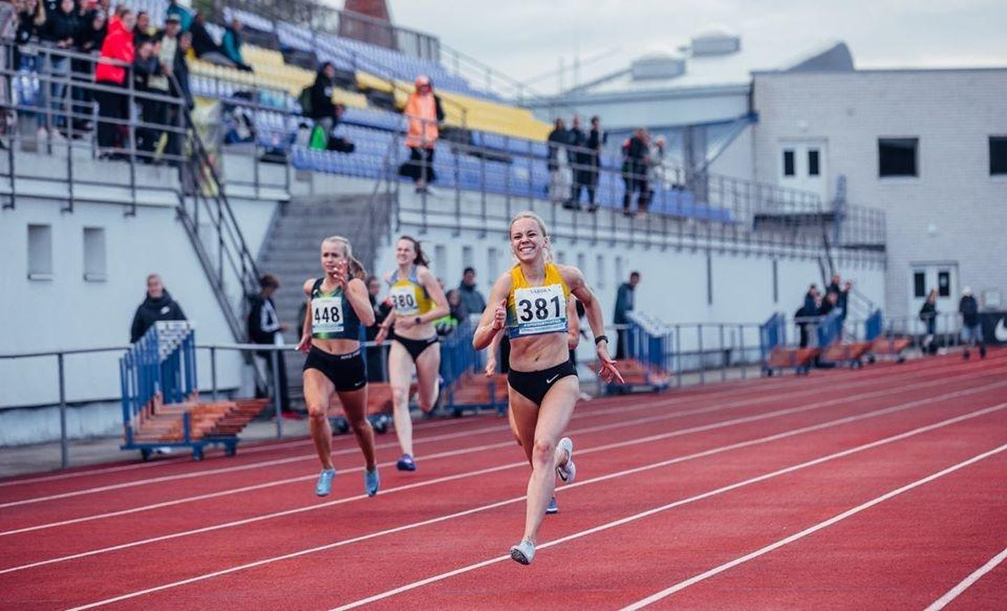 U20 vanuseklassi Eesti meistrivõistlustel võitis kolm kuld­medalit SK Altiuse sportlane Ann Marii Kivikas (pildil paremalt esimene), kes tegi veel 100 meetri jooksus isik­liku rekordi.