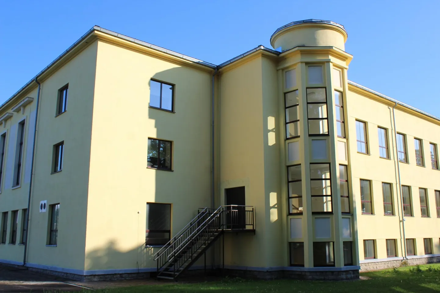 Nooruse 2 koolimaja vanem osa valmis 1939. aastal arhitekt Alar Kotli projekti järgi.