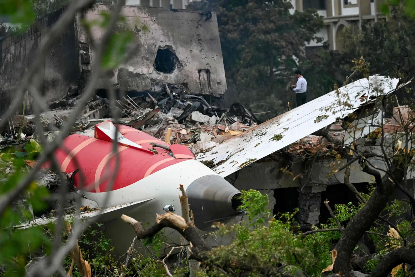 India lennufirma Air India Boeing 787-8 Dreamlineri, mis 12. juunil 2025 Ahmedabadist õhkutõusmise järel peaaegu kohe alla kukkus, ninaosa jäänused. Kohalike elanike arvates päästis nende elu lennuki kapteni Sumeet Sabharwali viimase hetke pingutused, suunata lennuk rohualale