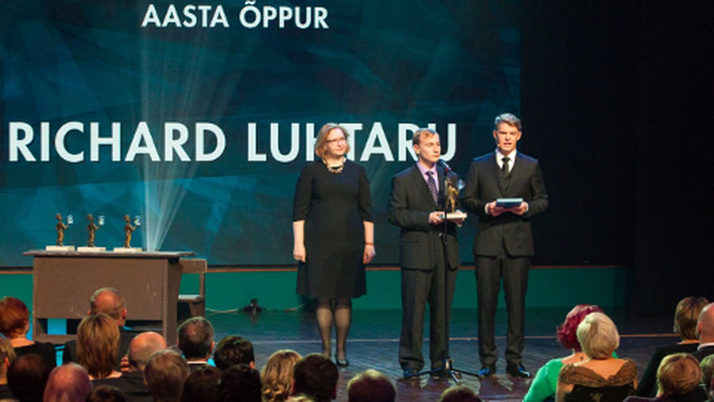 Mullu, mil haridusminister oli veel Maris Lauri, toimus auhinnagala "Eestimaa õpib ja tänab" Jõhvi kontserdimajas.