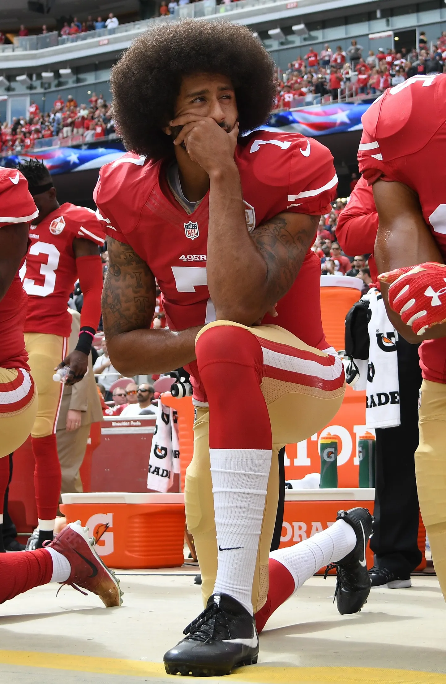 Colin Kaepernick põlvitamas USA riigihümni ajal.
