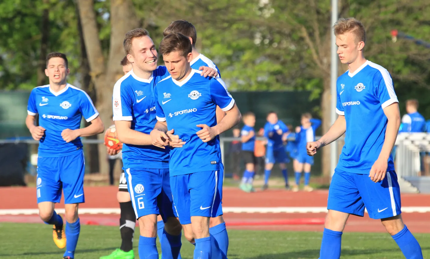 Tammeka (sinises) vs Pärnu Linnameeskond (valges). Kristjan Tiirikut õnnitleb Tauno Tekko (nr 6).