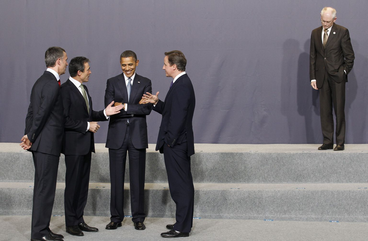 USA president Barack Obama (vasakult kolmas) vestlemas Briti peaministri David Cameroni (vasakult  neljas), NATO peasekretäri Anders Fogh Rasmusseniga (vasakult teine) ja Norra peaministri Jens Stoltenbergiga. Taamal Euroopa Ülemkogu alaline eesistuja Herman Van Rompuy.