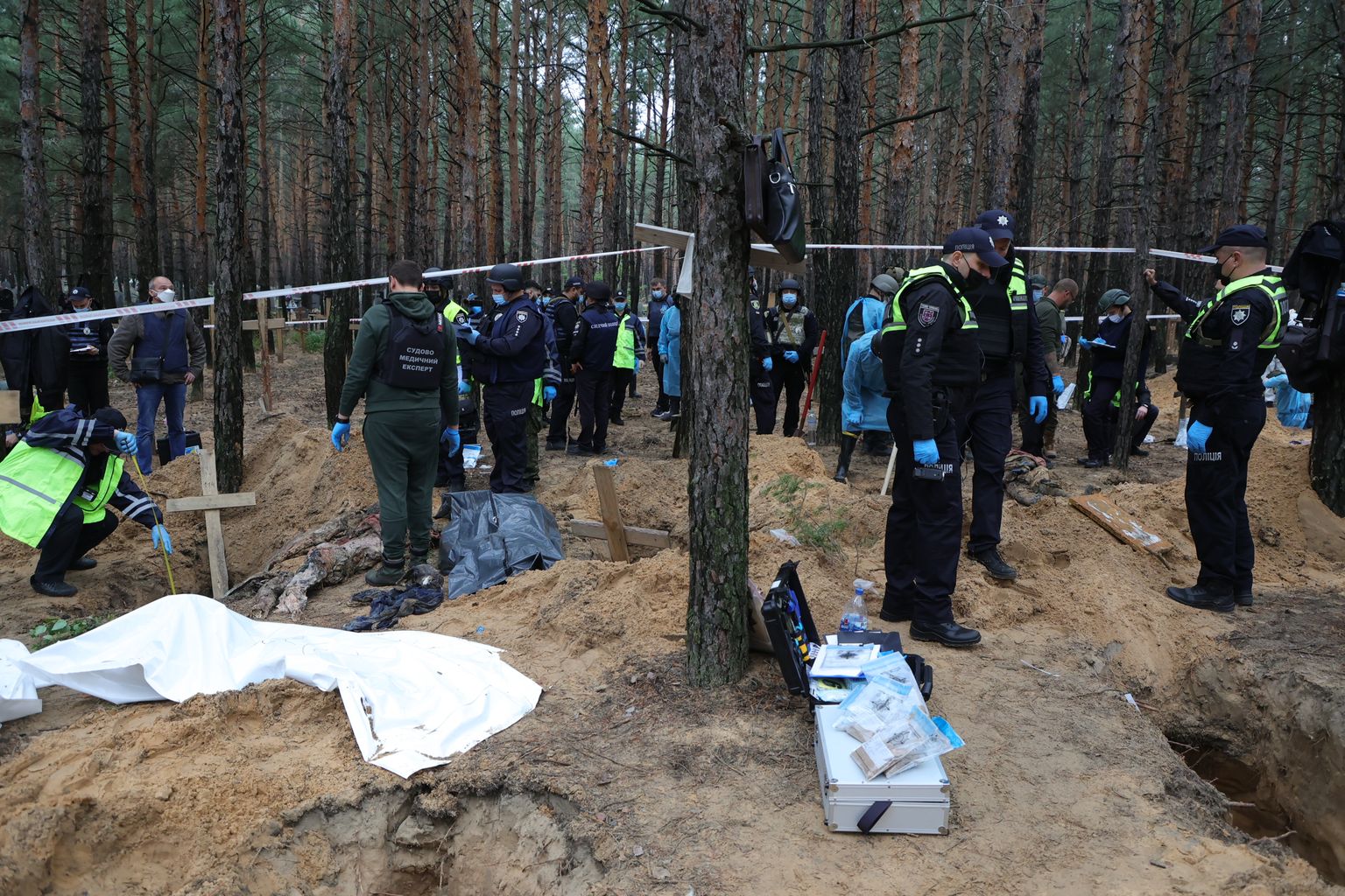 Ukraina kohtueksperdid tegelevad Izjumi lähedal metsa maetud surnukehade väljakaevamisega. Tööd jagub neil vähemalt nädalaks.