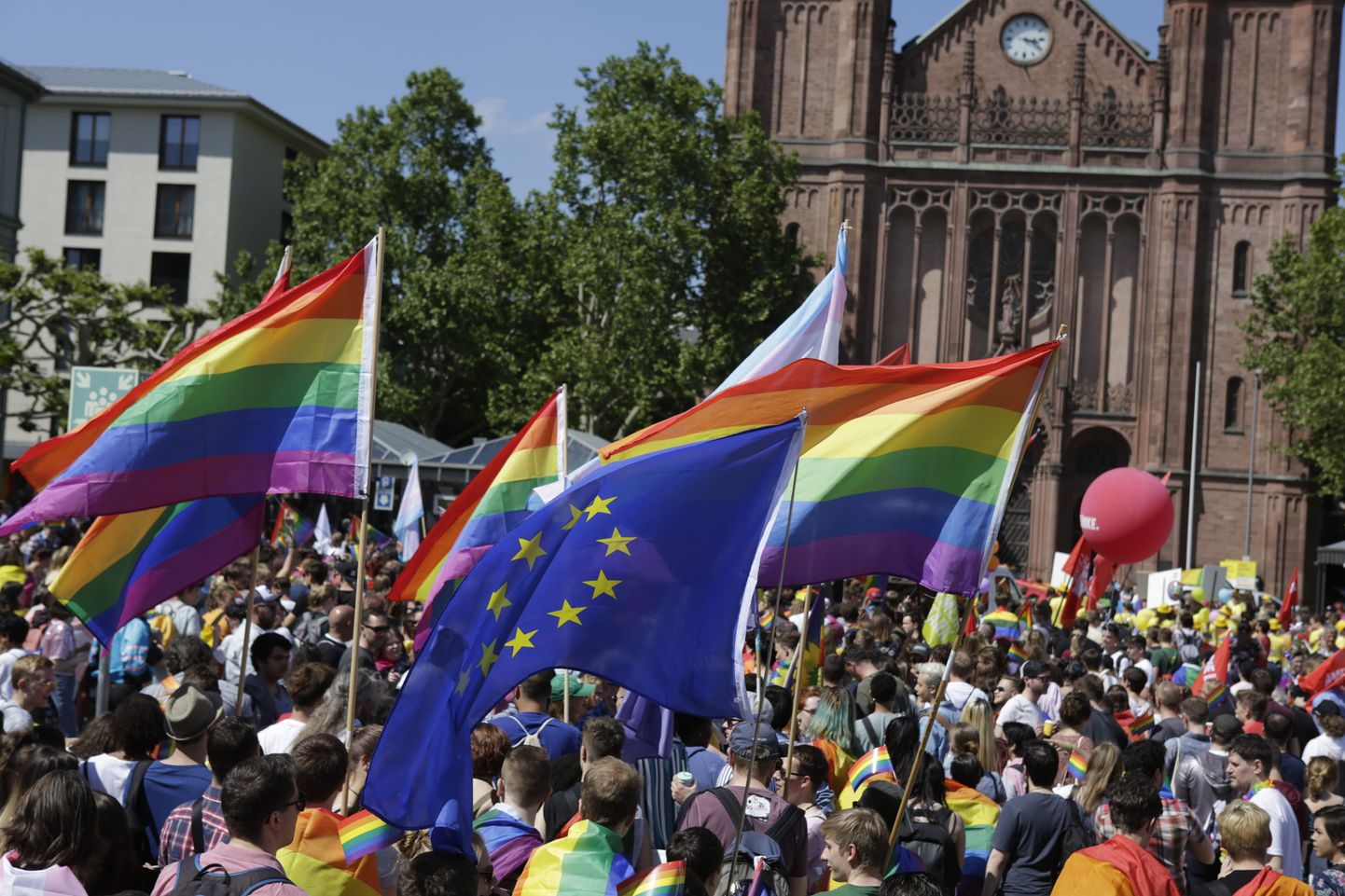 Inimesed marssimas märtsis Saksamaal Wiesbadenis LGBT kogukonna õiguste toetuseks.