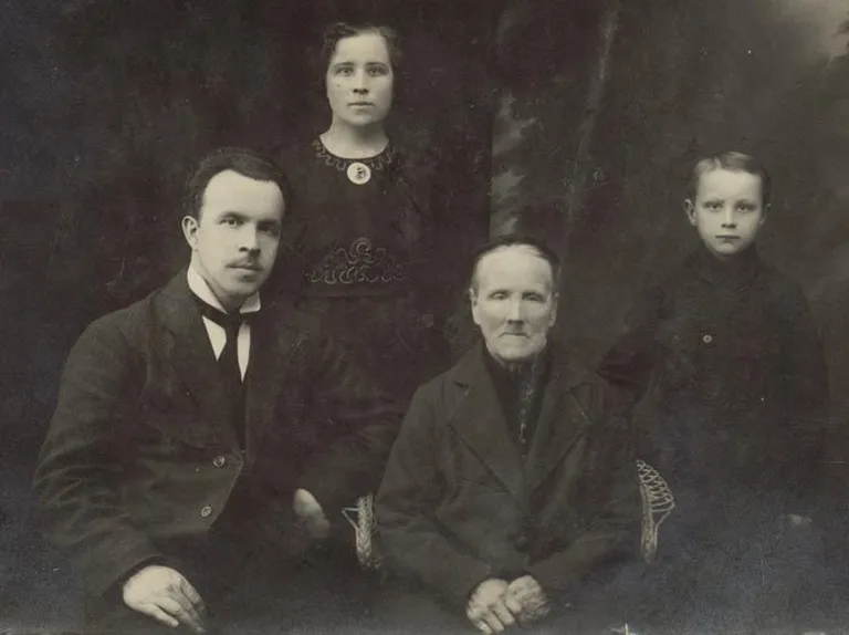 Художник Константин Сювало (слева) вместе с семьей