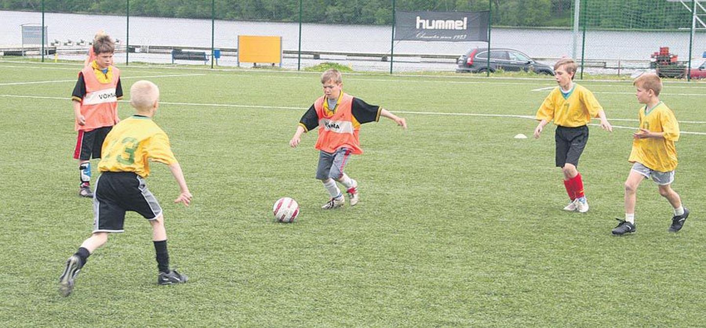 Sakala mängude noorte jalgpalliturniiril osales 1998. aastal ja hiljem sündinuid 12 võistkonna jagu.