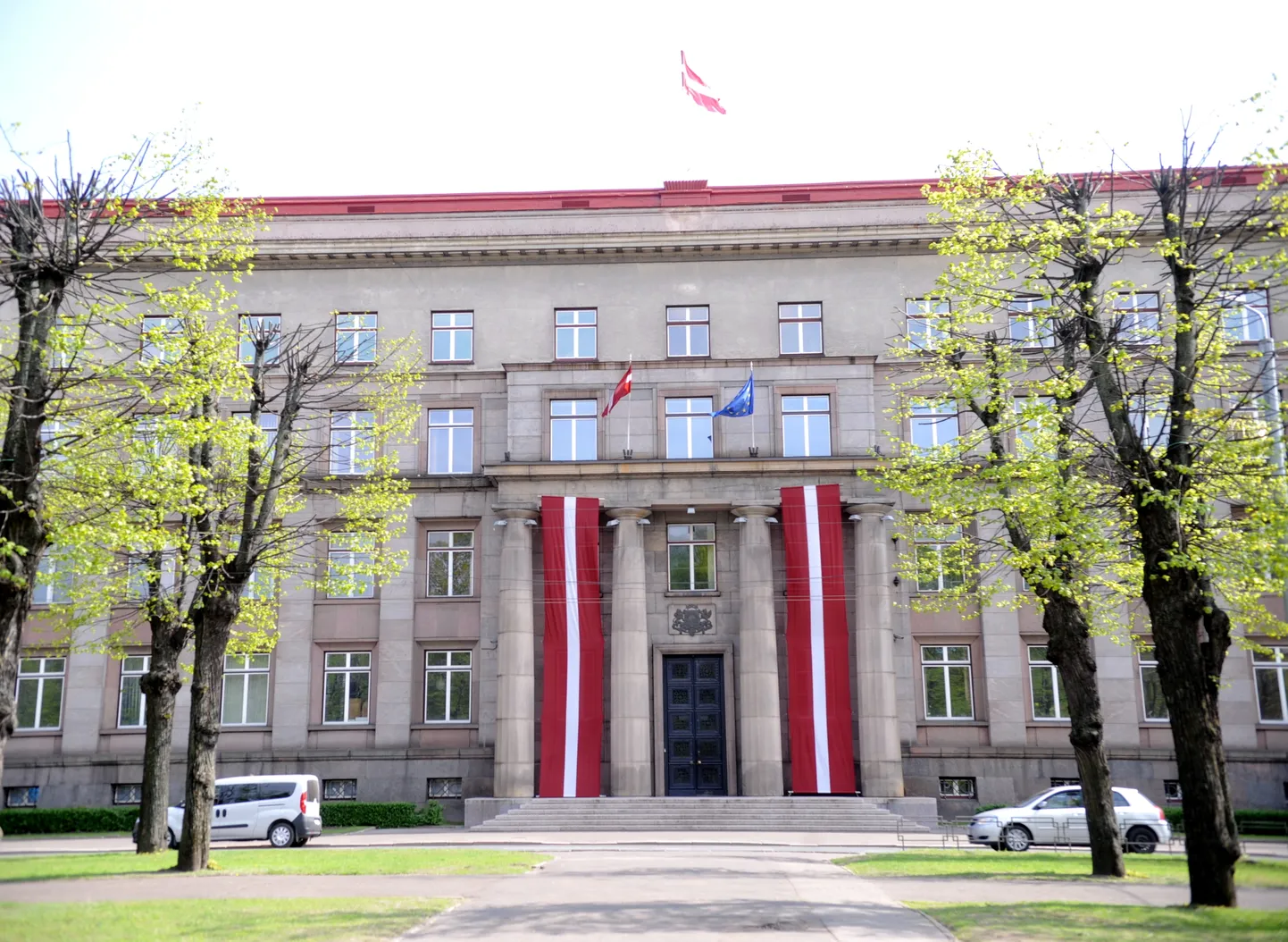 Ministru kabineta ēka svētku rotā pirms Latvijas Republikas Neatkarības atjaunošanas dienas.
