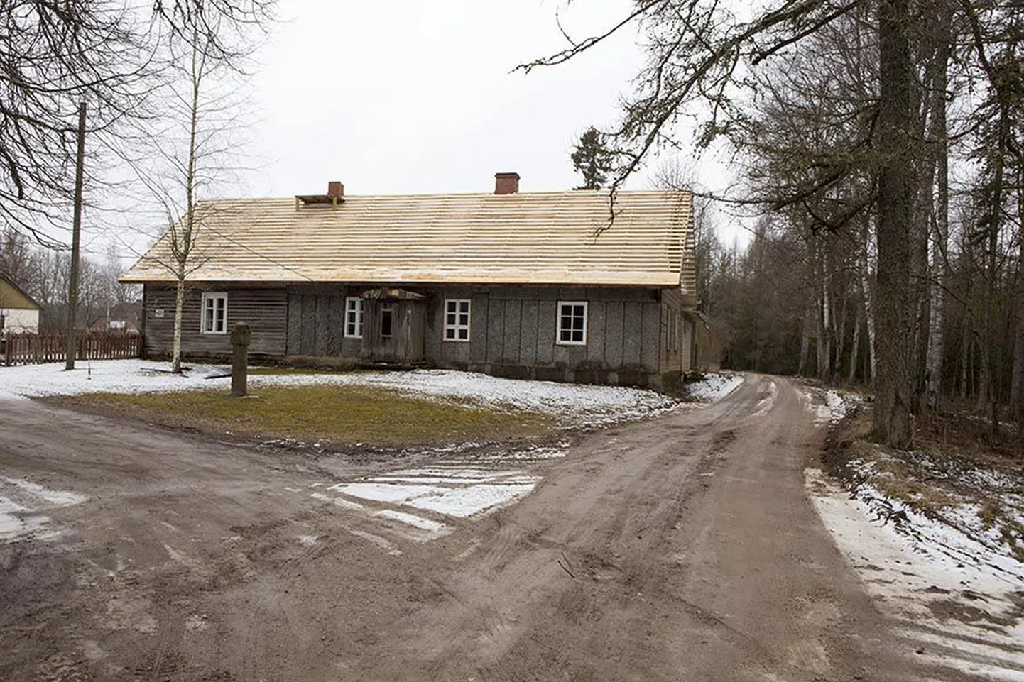Heimtali muuseumi sõprade seltsi eestvedamisel käib praegu kunagise vallamaja hoone katuse vahetamine.