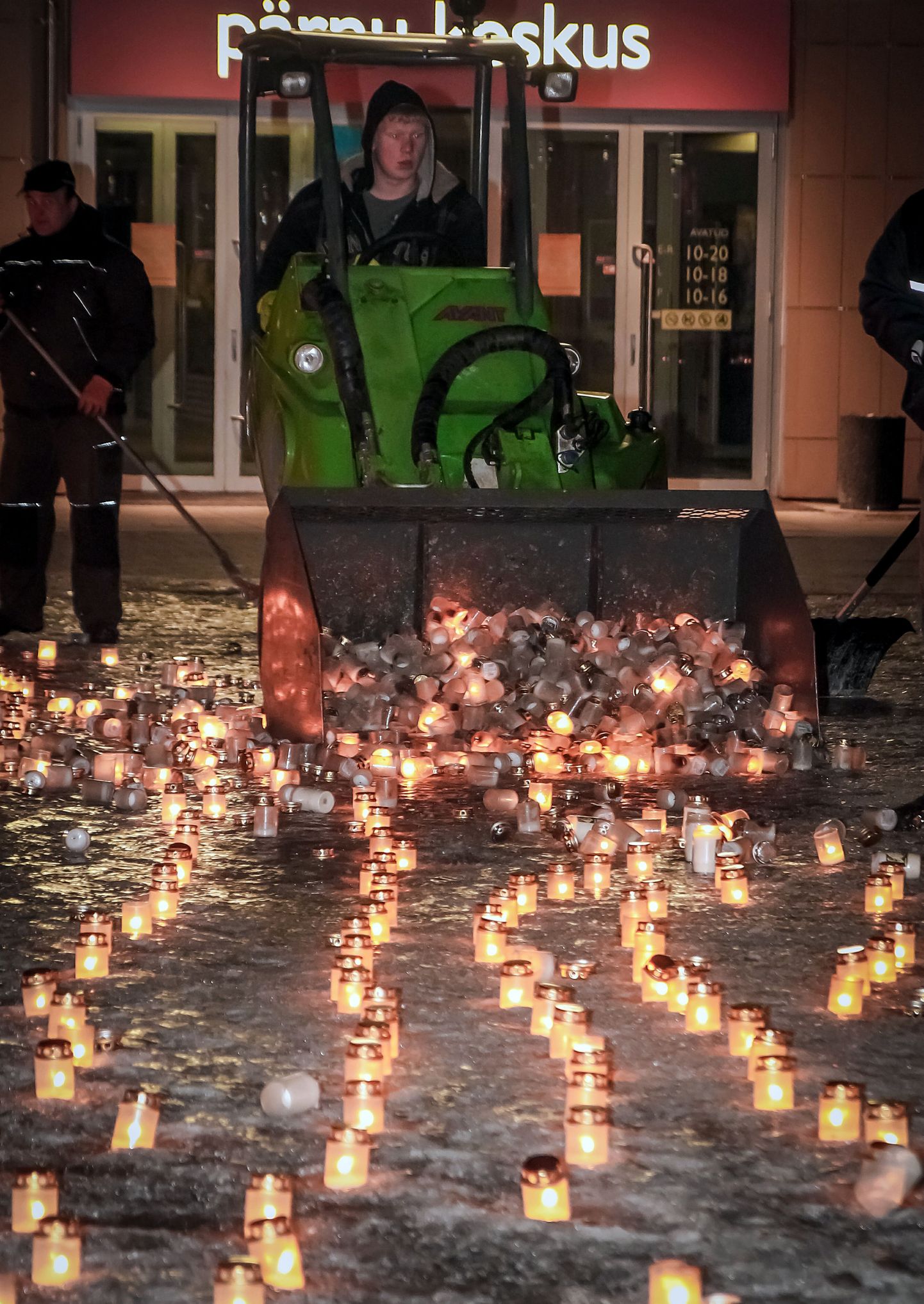 Pärnu kesklinnas Martensi väljakul lükati põlevad mälestusküünlad linnaelanike silme alla kopa ja labidate abil kokku.