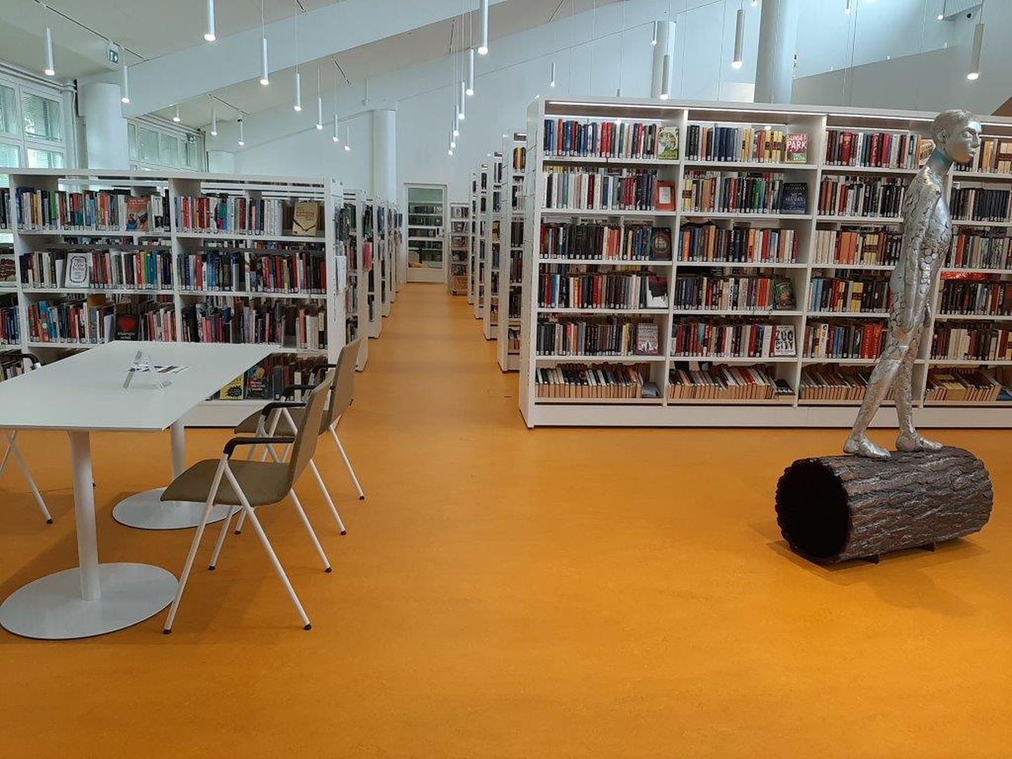Sipoo raamatukogu on äsja renoveeritud ja jättis väga hea mulje.
