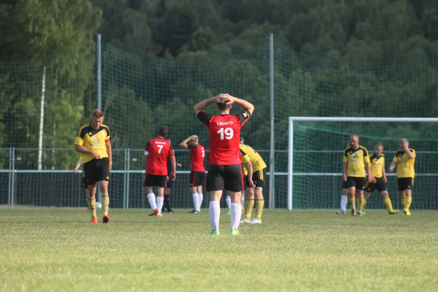 Футболисты Navi (в красных футболках) проиграли матч со счетом 2:3.
