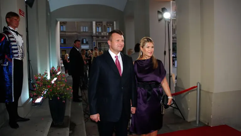 Politiķis un Saeimas deputāts Ainārs Šlesers ar kundzi Inesi gan izvairījās no iešanas pa sarkano paklāju