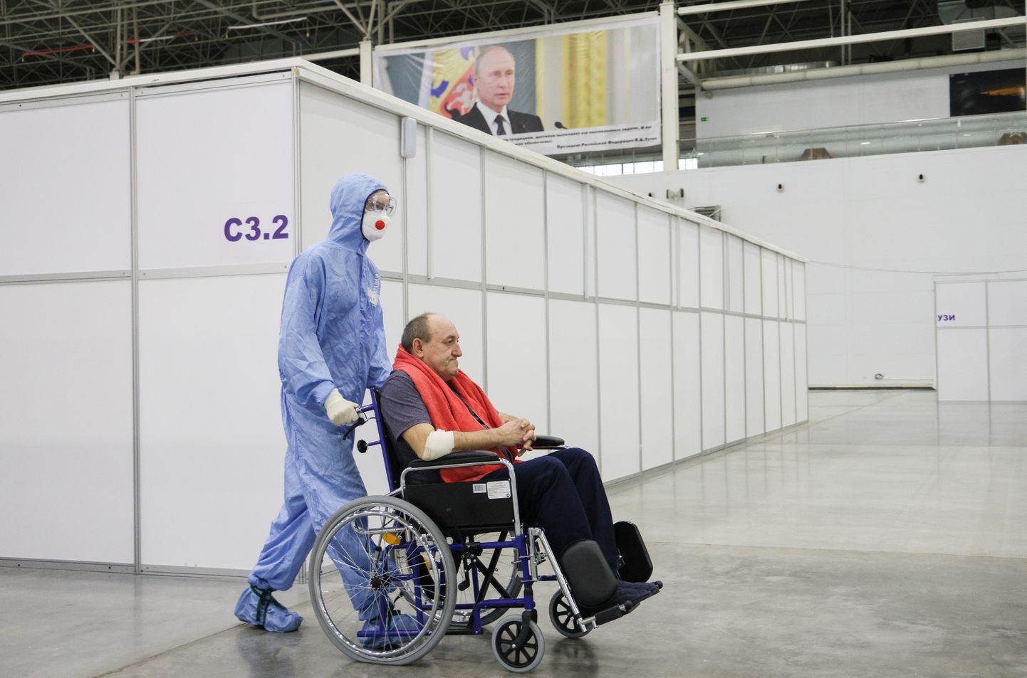 Meditsiinitöötajas Moskvas üles seatud ajutises koroonahaiglas.