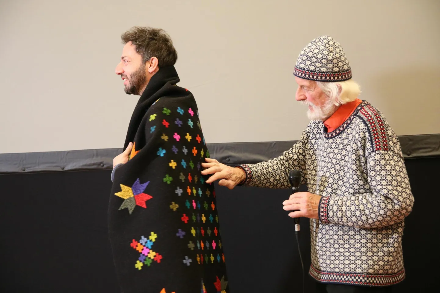 Mark Soosaar asetas 38. Pärnu filmifestivali peaauhinna pälvinud Matthew Lanciti õlgadele Christi Küti etnograafilise vaiba. Audiovisuaalne pihtimus “Mängi surnut!” on nii kunstiteos kui teadustöö looja enda kehas ja ajus toimuvast. Kroonilised haigused panevad meest arvestama surmaga, mis võib tabada meid kõiki äkki. Sestap püüab Matthew harjutada oma lapsi ootamatu saatuselöögiga.