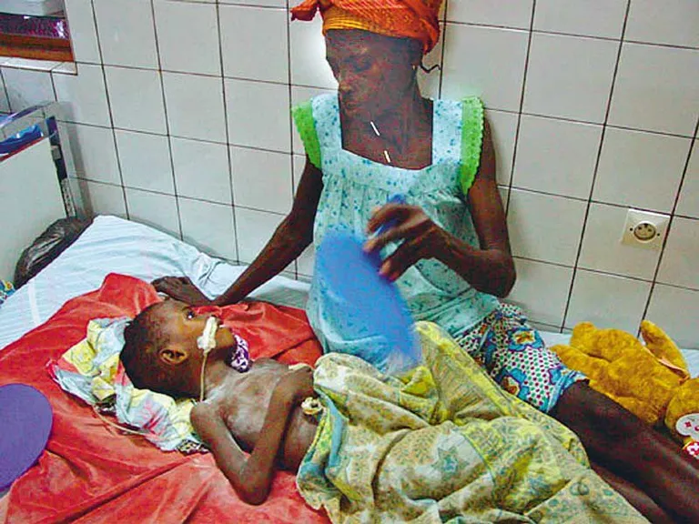 Malaaria ja sellest põhjustatud ajukahjustuse käes vaevlevat kuueaastast Togo poissi Marco Togbet lohutab haiglavoodis vanaema. Aids, tuberkuloos, unitõbi, leimanioos ja malaaria nõuavad maailmas hinnanguliselt 35 000 inimelu päevas.