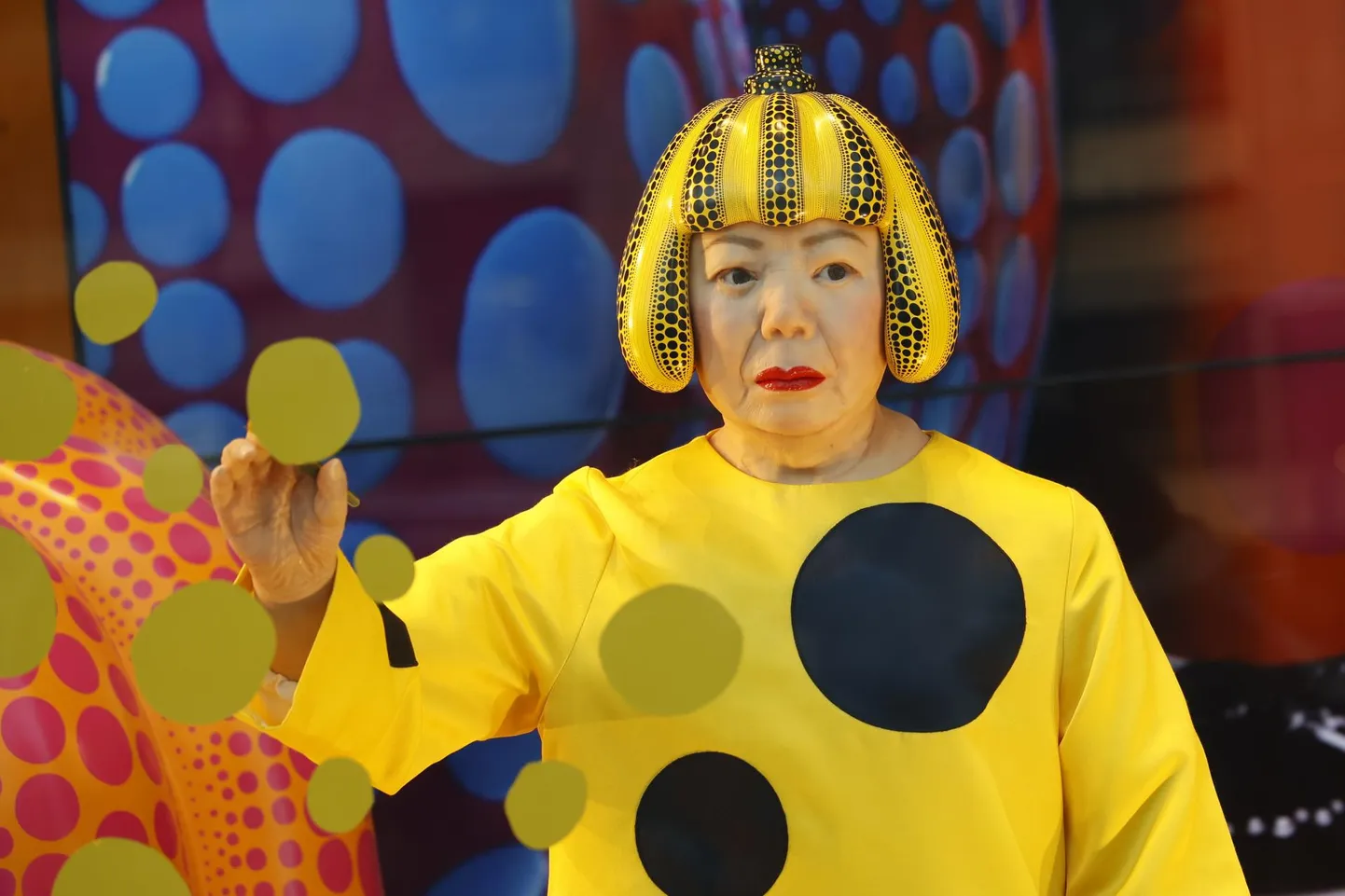Elusuurune Yayoi Kusamast tehtud robot Tokyos.