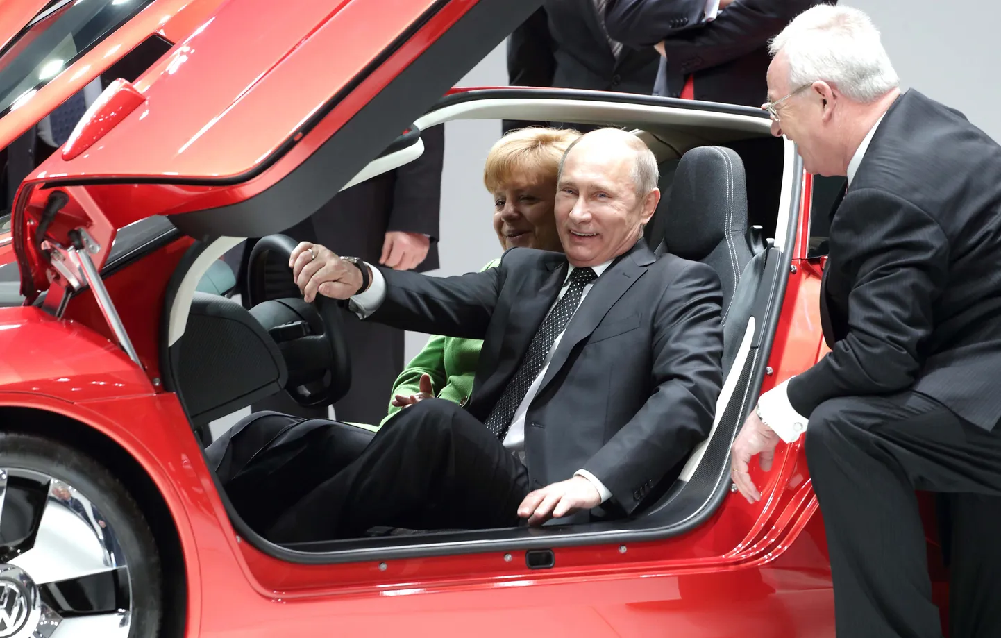 Venemaa president Vladimir Putin (keskel) ja Saksamaa kantsler Angela Merkel istuvad Saksamaal Hannoveri tööstusmessil Volkswagen XL1-s.