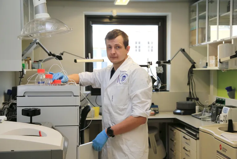 TÜ molekulaarbioloogia teadur Margus Leppik võrdleb RNA nukleotiide legoklotsidega - nelja tüüpi klotsist niisama uhket maja ei ehita. Selleks,et keerulisemadi struktuure teha, on vaja neis vahel teha väikesi modifkatsioone.