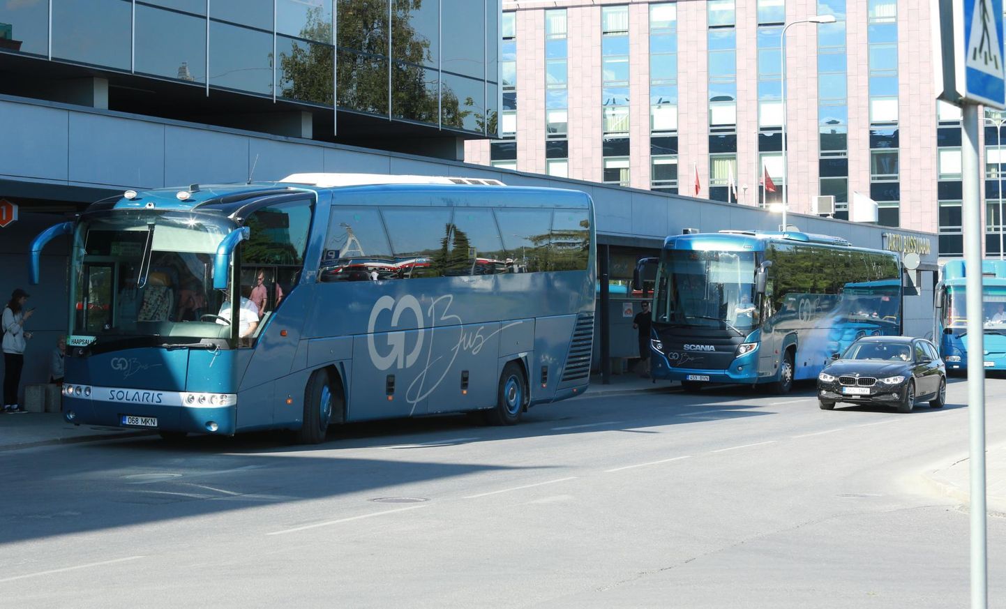 Bussijaamas võib tihti näha reas siniseid busse, mis inimesi sihtkohtadesse veavad.