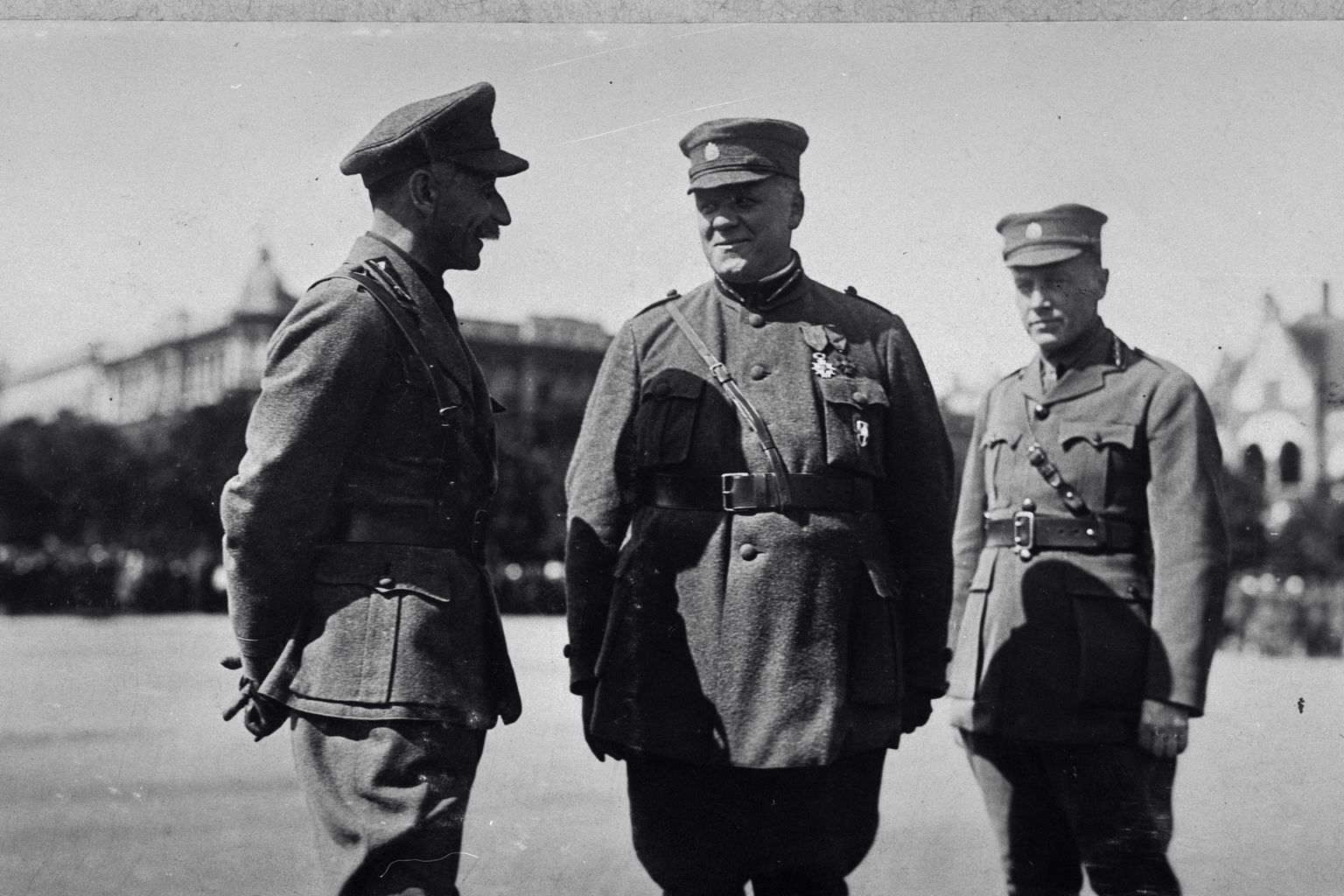 Karlis Ulmanis (keskel) võtmas vastu sõjaväeparaadi (1920).