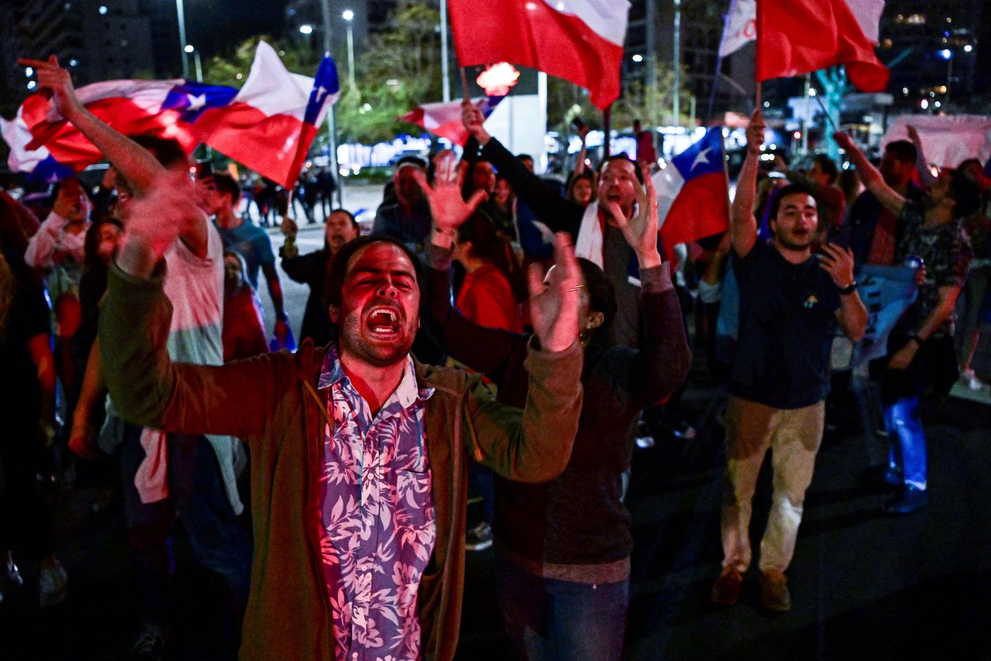 Tšiili uue põhiseaduse vastased tähistamas esialgseid valimistulemusi, mis näitasid nende leeri kindlat võitu. 4. september 2022.