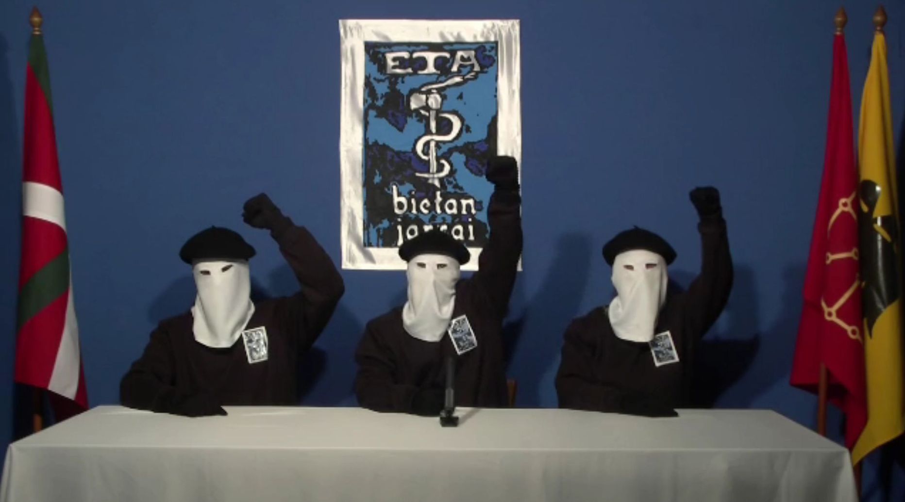 Kaader ETA liikmete videoklipist, milles nad teatasid relvade lõplikust mahapanekust.