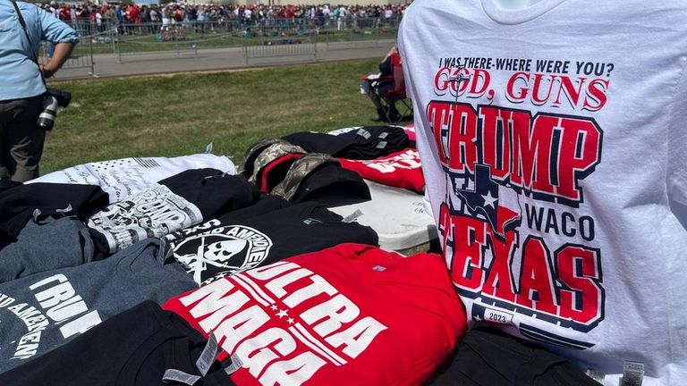 Тысячи сторонников нарядились в футболки с надписью «Бог, оружие, Трамп»