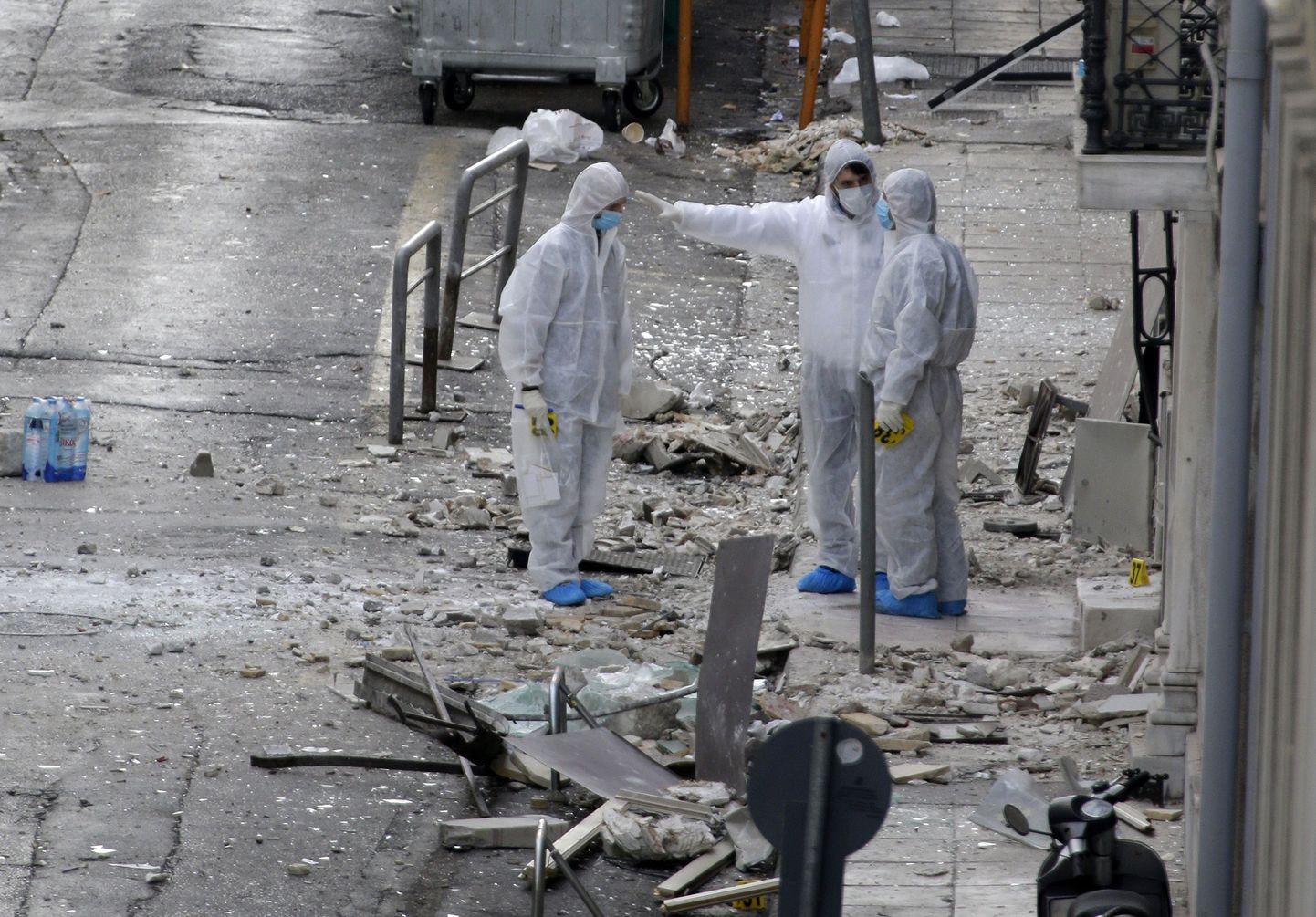 Uurijad Ateenas plahvatuse toimumispaiga juures.