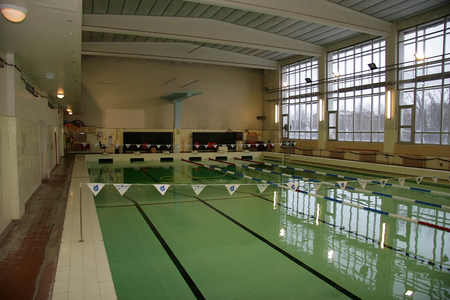 Kohtla-Järve ujula on seoses spordikeskuse kahe töötaja nakatumisega koroonasse vähemalt nädal aega suletud.