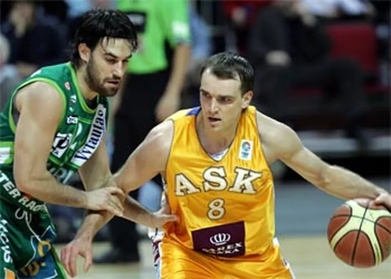 Sandis Buškevics (pa labi) pret horvātu Marko Popoviču no "Žalgira".